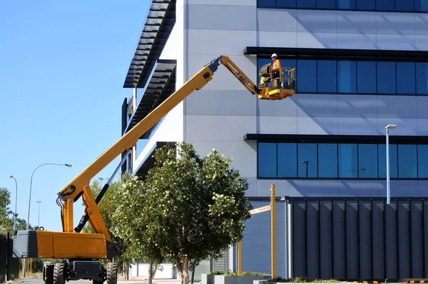 Perth May 2021 建物の外の横にある多関節ブームリフトを使用している労働者 — ストック写真