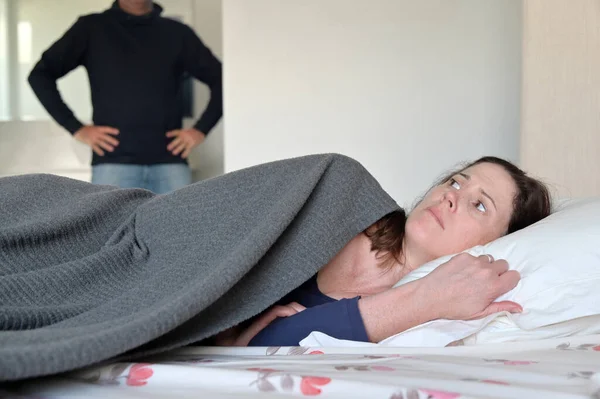 Wanita Dewasa Berbaring Tempat Tidur Kamar Tidur Takut Dari Seorang — Stok Foto