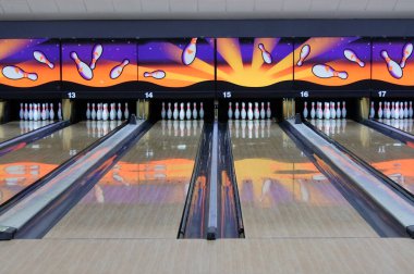 Boş bir bowling salonu. 90 'dan fazla ülkede 100 milyon kişi bowling oynuyor.