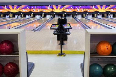 Boş bovling salonları. Bowling bir oyuncunun topu iğnelere doğru yuvarladığı bir hedef spor ve eğlence aktivitesidir.