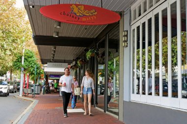 PERTH, WA - 18 Mayıs 2021: Avustralya halkı Subiaco ana caddesinde Perths 'in en şık ve kozmopolit banliyölerinden birinde alışveriş yapıyor. Şık daireler, ofis binaları ve alışveriş merkezi..