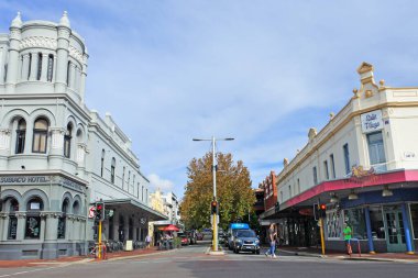 PERTH, WA - 18 Mayıs 2021: Subiaco ana caddesinde trafik Perth 'in en şık ve kozmopolit banliyölerinden biri. Şık daireler, ofis binaları ve alışveriş merkezi..