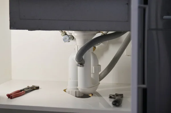 Klempner Werkzeuge Reparatur Und Reparatur Eines Küchenhahns Leitungswasser Undicht — Stockfoto