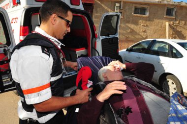 SDEROT, ISR - 12 DEC 2008: Roket saldırısı sonrası travma sonrası stres bozukluğu çeken İsrailli yaşlı kadın. Hayatlarını tehdit eden travmatik bir olay yaşayan insanlarda PST gelişir..