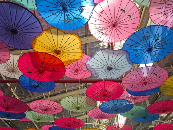 Muchos Coloridos Paraguas Asiáticos Colgados Techo — Foto de Stock