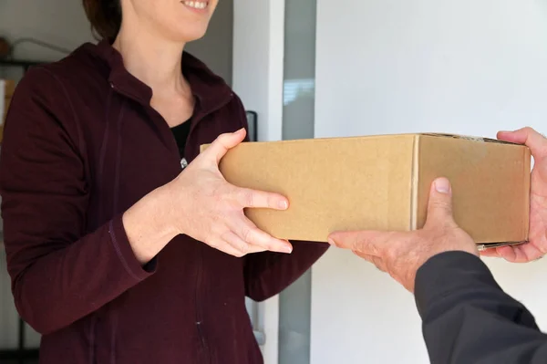 Woman Receiving Package Currier Home Front Door — 스톡 사진