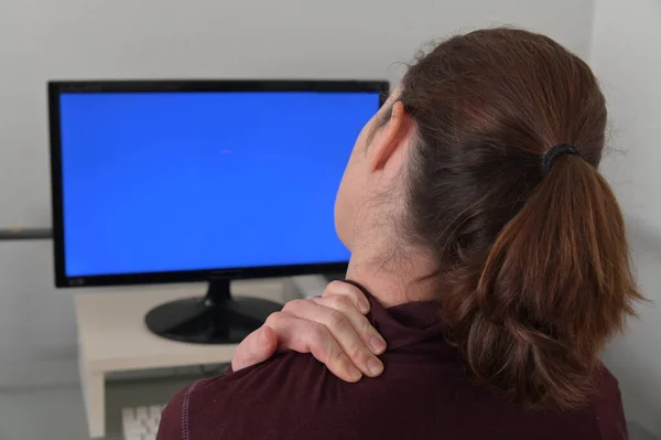 Žena Pracující Počítači Trpí Bolestí Zad Ramen Krku — Stock fotografie