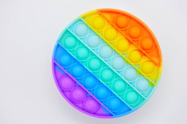 Yuvarlak yatıyordu İt onu kabarcık kıpırdat duyusal oyuncak gökkuşağı renginde.