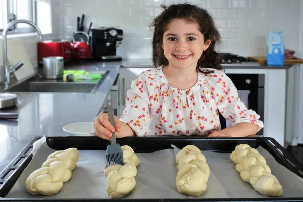 Linda Joven Judía Mujer Años Mirando Cámara Horneando Pan Dulce — Foto de Stock