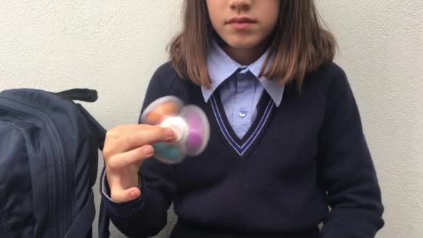 Junge Schülerin Spielt Der Pause Der Schule Mit Fidget Spinner — Stockvideo