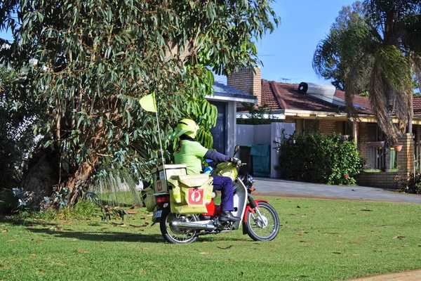 Perth Mai 2021 Australischer Postbote Liefert Post Auf Einem Moped — Stockfoto