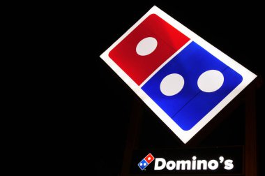 PERT, WA - Haziran 06 2021: Domino 's Pizza mağaza tabelası gece gökyüzünde aydınlandı, Domino satışların% 70' inden fazlasını 2020 yılında ABD 'de dijital sipariş kanalları aracılığıyla üretti..