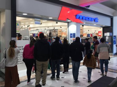 PERTH, WA - Haziran 07 2021: Kmart mağazasına giren Avustralyalı kalabalık. Kmart şirketi Avustralya ve Yeni Zelanda genelinde 234 mağaza işletiyor..