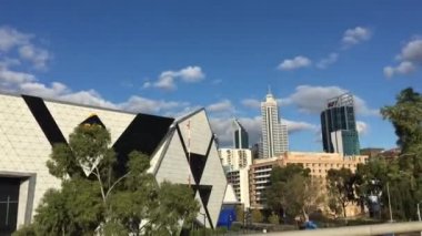 PERTH, WA - Haziran 06 2021: Perth City Skyline geceleyin otobandan izlendiği gibi görülür. Perth Batı Avustralya 'nın başkentidir.. 