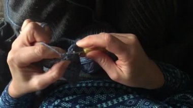 Evde küçük bir çanta tığ işi yapan bir kadının POV (bakış açısı).
