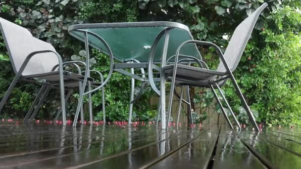 Fuertes Gotas Lluvia Cayendo Sobre Muebles Aire Libre Cubierta Madera — Vídeo de stock