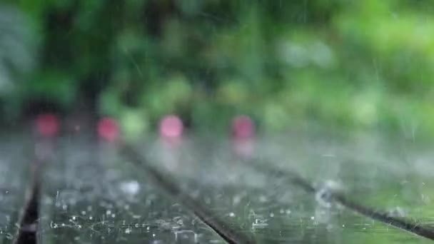 Fortes Gouttes Pluie Tombant Sur Fond Extérieur Pont Bois — Video