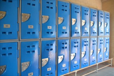 Boş bir lise soyunma odası.