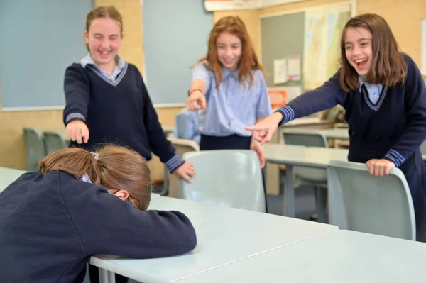 Bir Grup Kaba Ilkokul Öğrencisi Yaşlarındaki Kadınlar Sınıftaki Bir Kıza — Stok fotoğraf