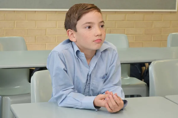Skolpojke Manlig Ålder Lyssnar Klassrummet — Stockfoto