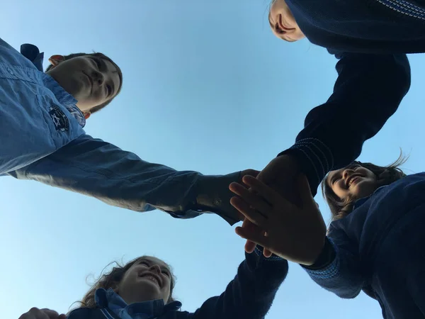 手を携えて参加する小学生のグループの低角度ビュー — ストック写真