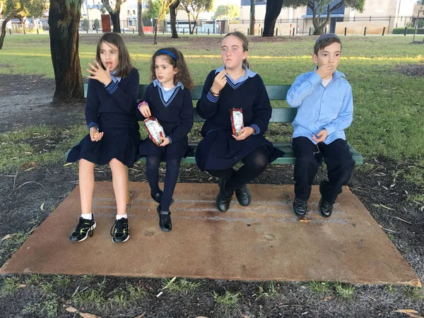 Crianças Escola Primária Sentadas Banco Comendo Alimentos Durante Recreio — Fotografia de Stock