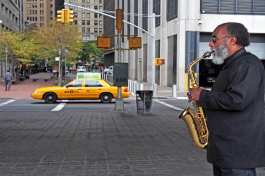 NEW YORK CITY - OCT 09 2009: Siyah Amerikalı son sınıf öğrencisi New York 'ta Jazz çalıyor. Caz, Afrikalı-Amerikan kültürünün en önemli müzik ifade biçimidir..