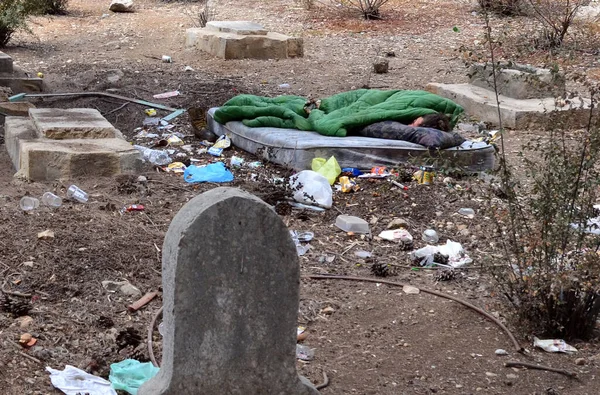 Jerusalem Oct 2011 Homeless Man Sleeping Grave Yard Pobreza Israel — Fotografia de Stock