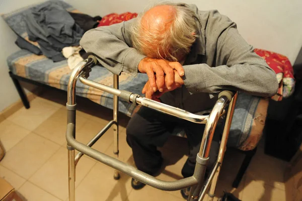 Tel Aviv Abr 2009 Triste Anciano Pobre Sentado Solo Cama —  Fotos de Stock