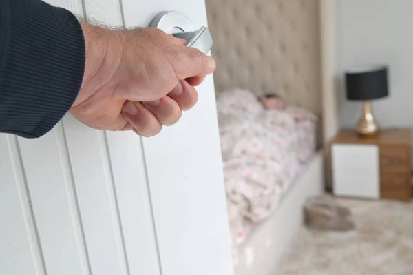 Manos Hombre Abriendo Puerta Dormitorio Mientras Una Mujer Duerme Cama —  Fotos de Stock