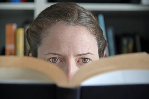 Μια Ενήλικη Γυναίκα Διαβάζει Ένα Βιβλίο Μια Βιβλιοθήκη Έννοια Λογοκρισίας — Φωτογραφία Αρχείου