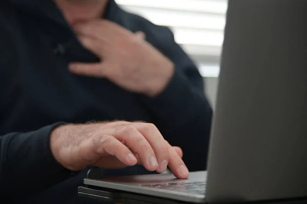 Uomo Guardando Porno Sul Computer Portatile Toccare Stesso — Foto Stock