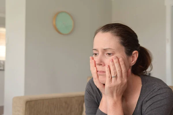 Mujer Adulta Trastornada Mujer Años Sentada Sofá Sola Con Expresión —  Fotos de Stock