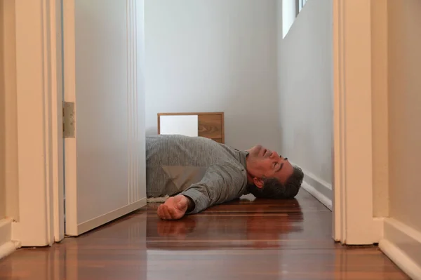 Yetişkin Bir Erkek Yaş Yatak Odasında Yerde Baygın Yatıyor — Stok fotoğraf