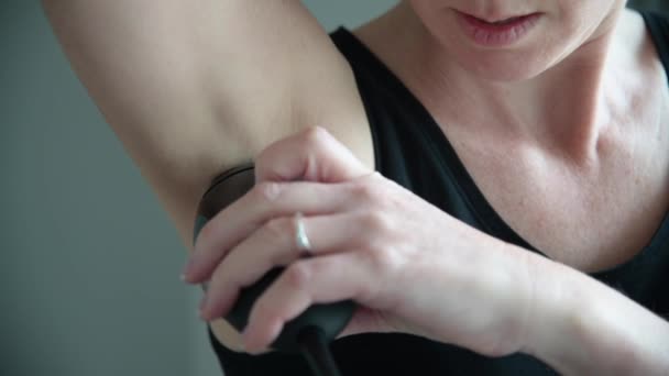 Vuxen Kvinna Med Hjälp Kropp Hårborttagningsverktyg Maskin Armhålan — Stockvideo
