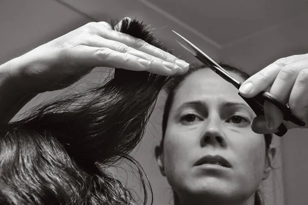 Volwassen Vrouw Vrouwelijke Leeftijd Trimmen Haar Stijl — Stockfoto