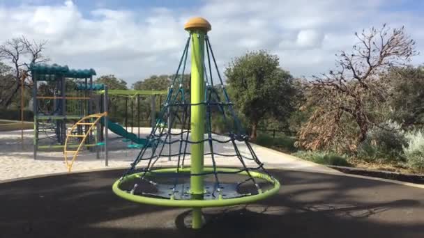 Leerer Spielplatz Einem Öffentlichen Park — Stockvideo