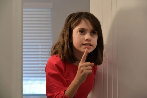 Verontruste Tiener Meisje Vrouwelijke Leeftijd Staan Haar Slaapkamer Vertellen Van — Stockfoto