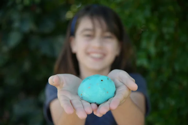 Ευτυχισμένο Κορίτσι Έφηβος Γυναίκα Ηλικίας Χαμογελώντας Ενώ Κρατώντας Slime Παιχνίδι — Φωτογραφία Αρχείου