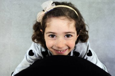 POV (bakış açısı) bir babanın genç kızına (7-8 yaş) yukarıdan bakması mutlu bir gülümseme ona doğru bakıyor ve onu sevgiyle kucaklıyor..