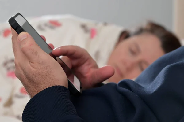 Vuxen Man Händer Med Mobiltelefon Medan Hans Fru Kvinnlig Ålder — Stockfoto