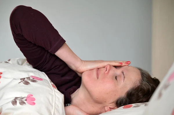 Mulher Adulta Anos Deitada Cama Sofrendo Depressão — Fotografia de Stock