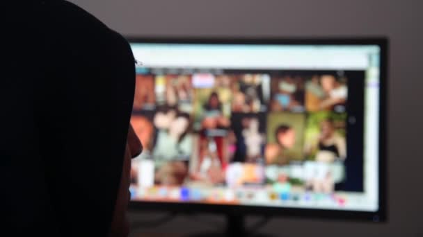 Uomo Dipendente Dal Sesso Guardando Pornografia Contenuti Erotici Ragazze Nude — Video Stock