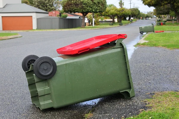 Line Outdoor Garbage Cans Lying Wet City Street Bad Weather — Stock Photo, Image