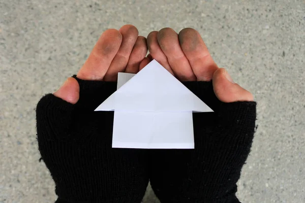 Pov 一个穷人拿着由Origami艺术制成的房子 双手在城市街道上折纸 抵押贷款银行贷款利率和不动产概念 — 图库照片