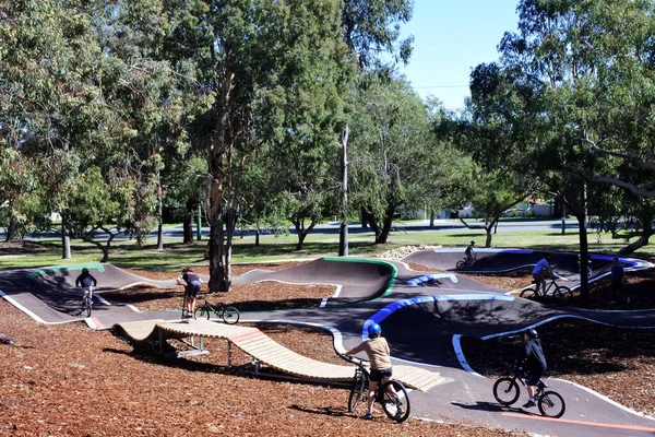 Perth Aug 2021 Grupo Ciclistas Bmx Pedalando Parque Público Ciclismo — Fotografia de Stock