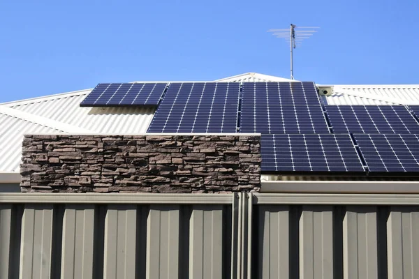 Casa Moderna Irreconocible Con Paneles Solares Los Tejados Día Soleado — Foto de Stock