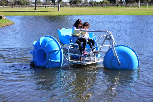 2人の若い女の子 12と7 湖の水の上に大きなホイールアクアバイクの水三輪車に乗って — ストック写真