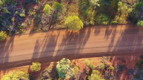 Vue Aérienne Paysage Drones Véhicule Tout Terrain Australien Conduisant Sur — Video