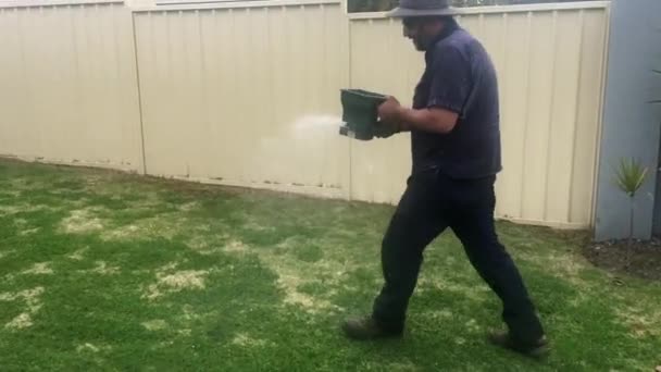 Jardineiro Australiano Idade Masculina Espalhando Fertilizante Gramado Grama — Vídeo de Stock